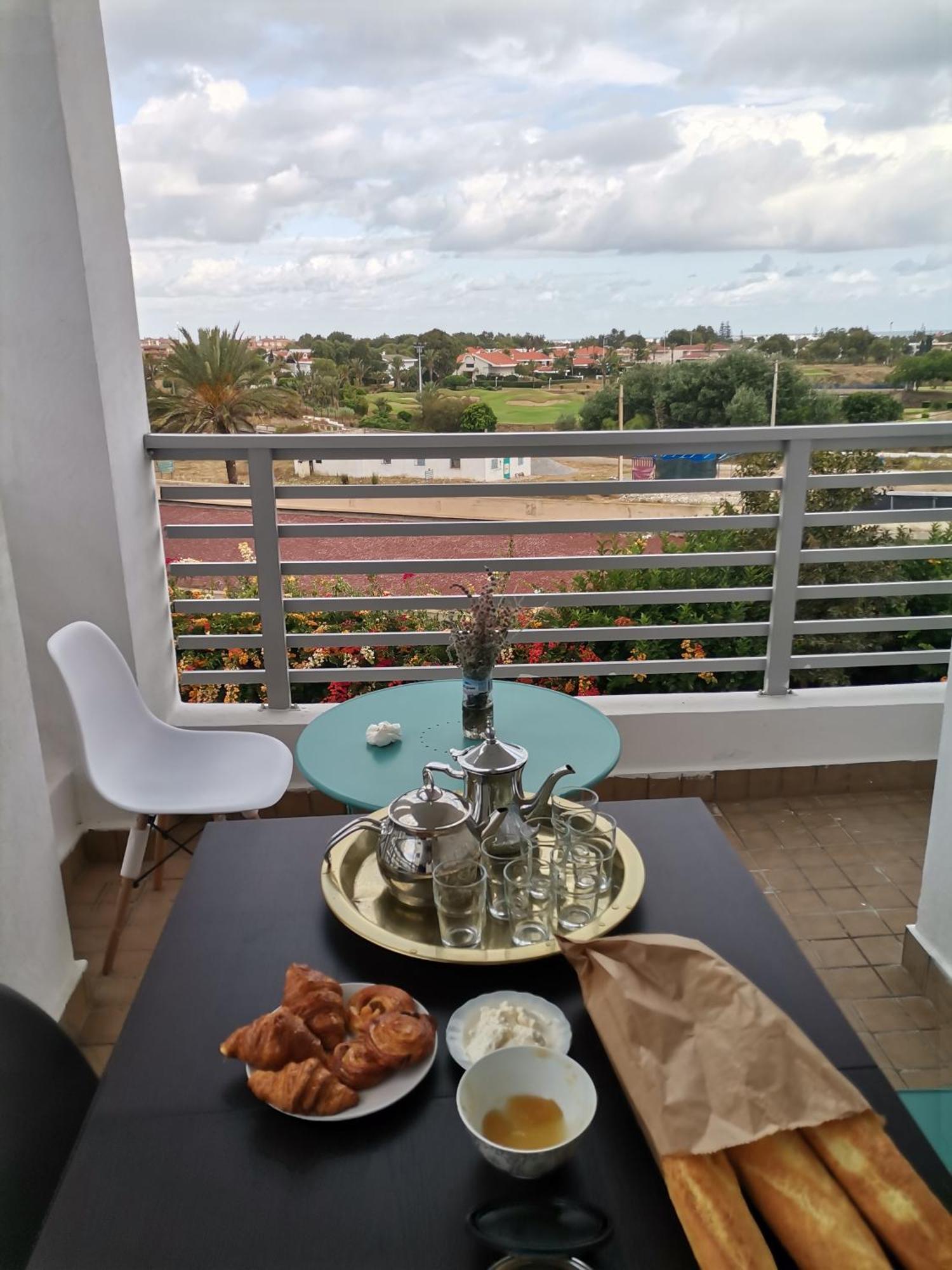 Grand Appartement Vue Golf A 2 Min De La Plage Bouznika Bagian luar foto